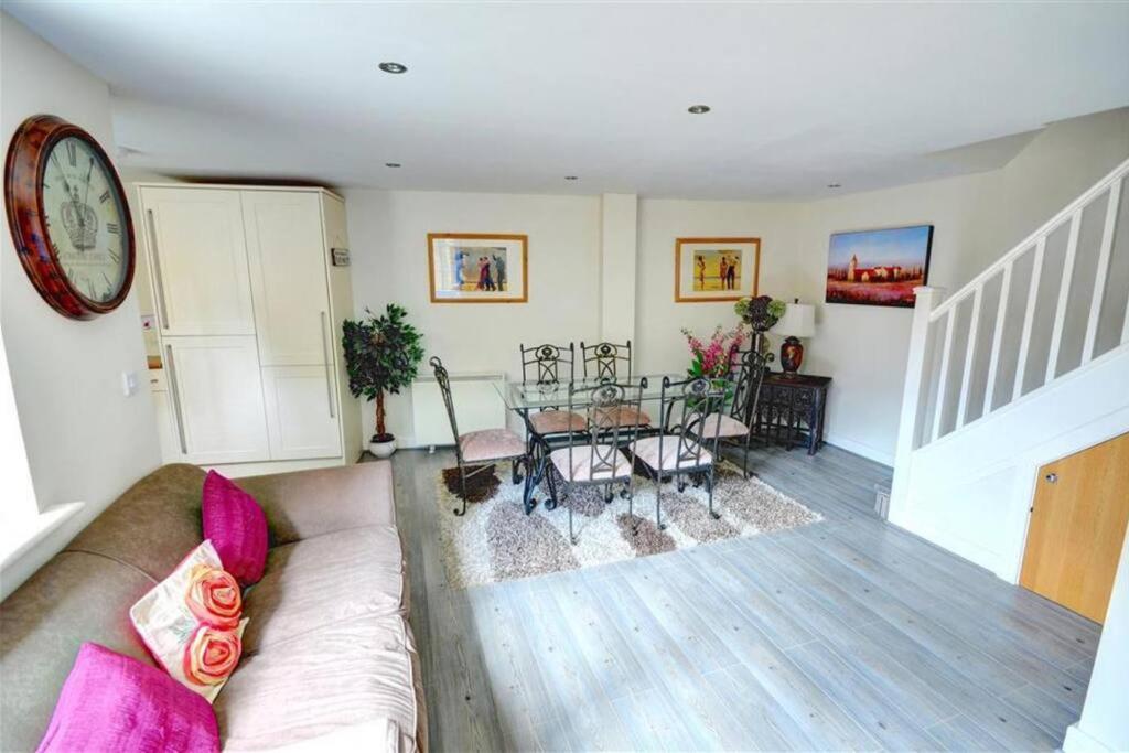 Gabriel's - Beautiful Nestled In The Old Town Apartment Scarborough